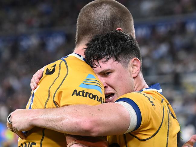 TOWNSVILLE, AUSTRALIA - SEPTEMBER 23: Shaun Lane and Mitchell Moses of the Eels celebrate winning dthe NRL Preliminary Final match between the North Queensland Cowboys and the Parramatta Eels at Queensland Country Bank Stadium on September 23, 2022 in Townsville, Australia. (Photo by Bradley Kanaris/Getty Images)