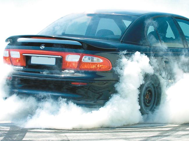 N01ms999a1 hoon car for page 1; smoking wheels, burnout, burn out, hoons, dangerous driving, commodore,