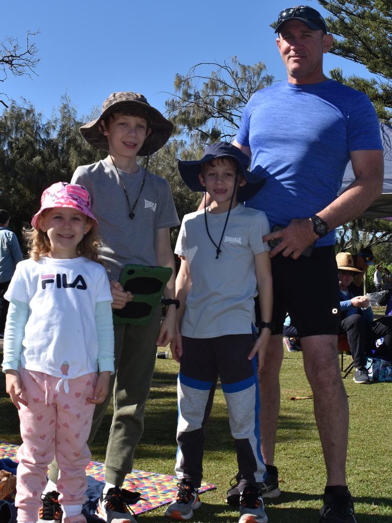 Jason and his kids cheering on their mom Alyssa at the 2022 Sunshine Coast Marathon. Picture: Eddie Franklin