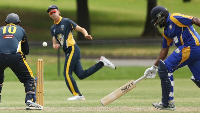 Janaka Liyanabaladalge on the run for Noble Park. Picture: Stuart Milligan