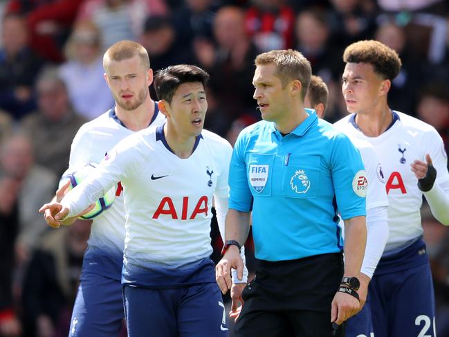 BOURNEMOUTH, ENGLAND - MAY 04: Heung-Min Son of Tottenham Hotspur confronts referee Craig Pawson after he awards Heung-Min Son a red card during the Premier League match between AFC Bournemouth and Tottenham Hotspur at Vitality Stadium on May 04, 2019 in Bournemouth, United Kingdom. (Photo by Warren Little/Getty Images)