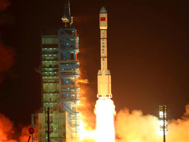 (FILES) This file picture taken on September 29, 2011 shows China's Long March 2F rocket carrying the Tiangong-1 module, or "Heavenly Palace", blasting off from the Jiuquan launch centre in Gansu province.  A defunct Chinese space lab plunged through Earth's atmosphere on April 2, 2018, breaking apart as it headed towards a watery grave in the South Pacific, Beijing said. / AFP PHOTO / - / China OUT