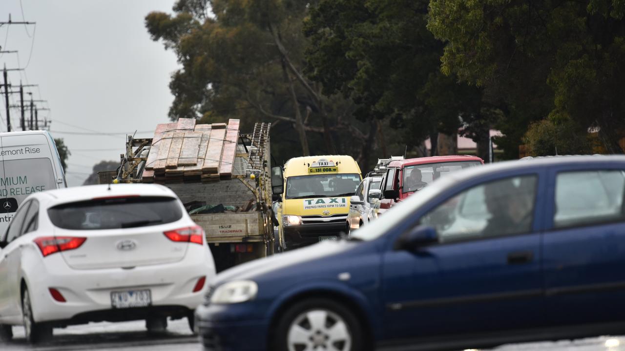 Traffic Chaos. Traffic congestion on Torquay Road, Grovedale at 8:45am. (looking across to Reserve Road) Picture: NIGEL HALLETT