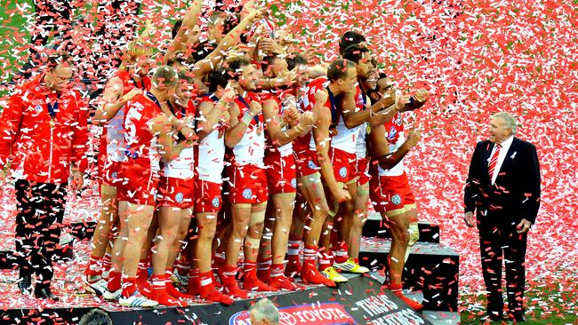 Bob Skilton presents the cup to the Swans in 2012.