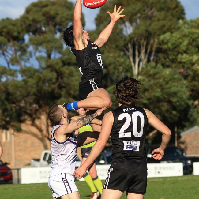 There was no shortage of thrills in Saturday’s Division 2 clash. Picture: Davis Harrigan