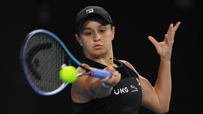 ADELAIDE, AUSTRALIA – JANUARY 08: Ashleigh Barty of Australia hits a forehand in her match against Iga Swiatek of Poland during day seven of the 2022 Adelaide International at Memorial Drive on January 08, 2022 in Adelaide, Australia. (Photo by Mark Brake/Getty Images)