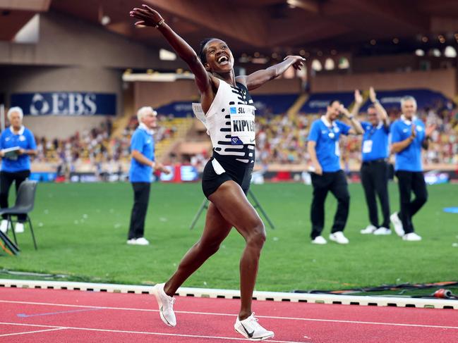 TOPSHOT - Faith Kipyegon of Kenya celebrates after breaking the World Record and winning in the Women's One Mile event during the IAAF Diamond League "Herculis" athletics meeting at the Louis II Stadium in Monaco, on July 21, 2023. (Photo by CLEMENT MAHOUDEAU / AFP)