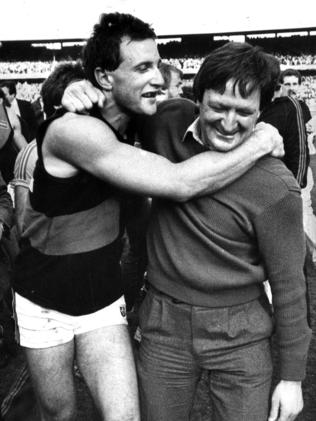 Tim Watson hugs Kevin Sheedy after the 1984 Grand Final.