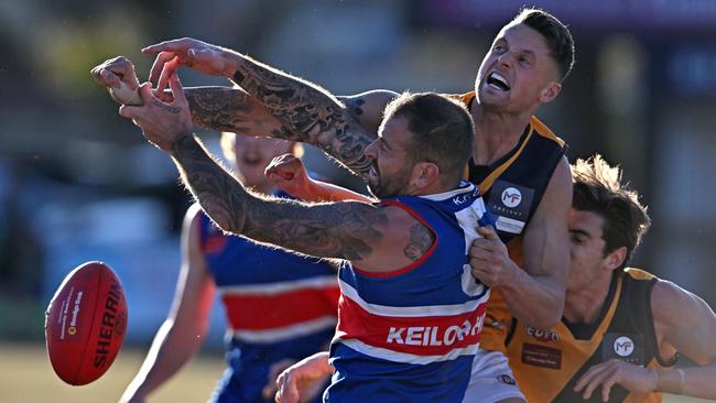 EDFL: Keilor’s Dean Galea is spoiled by Strathmore’s Daniel Mighell. Picture: Andy Brownbill