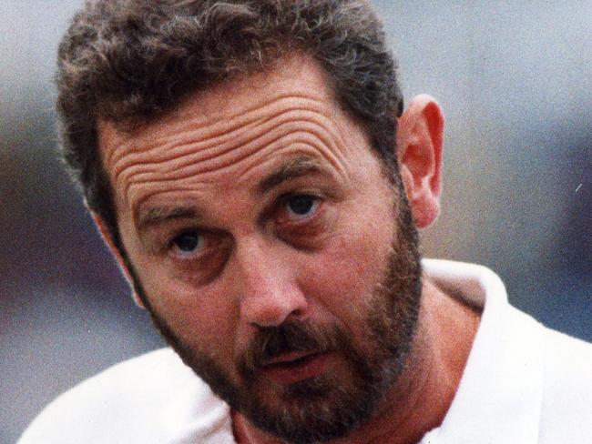 AFL football - Adelaide Crows vs Brisbane Bears match at Adelaide Oval. Brisbane coach Robert Walls speaks to his players 06 Feb 1993. (Pic by staff photographer Neon Martin)