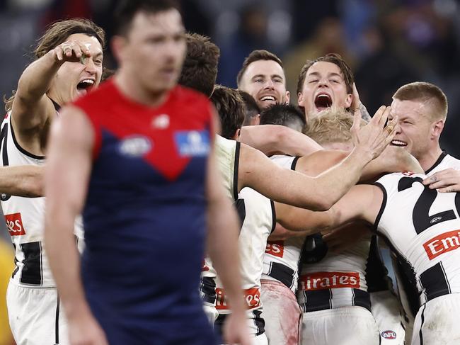 MELBOURNE, AUSTRALIA - AUGUST 05: Collingwood players celebrates on the final siren during the round 21 AFL match between the Melbourne Demons and the Collingwood Magpies at Melbourne Cricket Ground on August 05, 2022 in Melbourne, Australia. (Photo by Darrian Traynor/Getty Images)