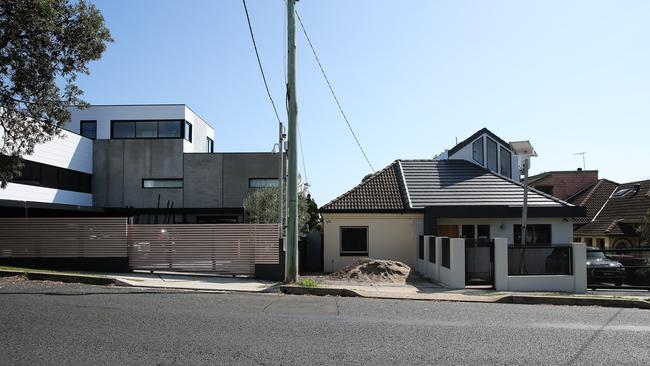 The fence between Mr Sebastian’s house (left) and Mr Hanslow’s house (right) in Maroubra is the subject of the dispute. Picture NCA NewsWire/ Gaye Gerard