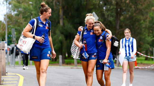 Emma King, Lulu Pullar and Nicole Bresnehan arrive at Ikon Park. Picture: Getty Images