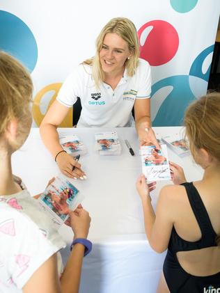 Shayna Jack meets young fans. (Joseph Byford)