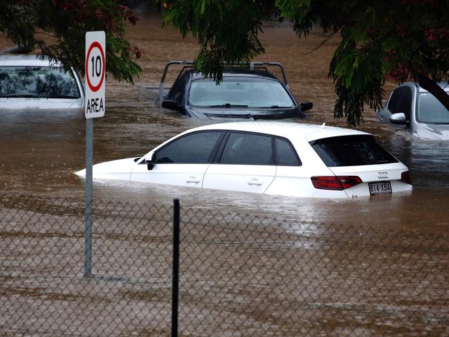 Flood waters enter in the parking lot outside the Robina Hospital on the Gold Coast as severe rain continue throughout south-east Queensland following cyclone Debbie, on March 30, 2017.   Torrential rain hampered relief efforts after a powerful cyclone wreaked havoc in northeast Australia, with floods sparking emergency rescues as fed-up tourists began evacuating from resort islands.   / AFP PHOTO / str