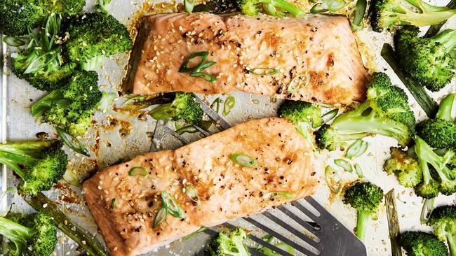 An easy and nutritious midweek dinner option: salmon with broccoli, cooked in the oven.