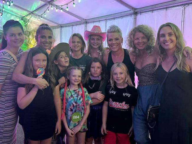 Pink spent time with Pataky and friends after the show.