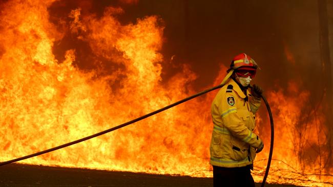 An out of control bushfire threatens Johns River on the NSW mid north coast. Picture: Nathan Edwards.