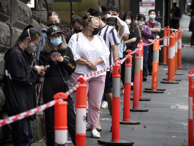 MELBOURNE, AUSTRALIA - NewsWire Photos JANUARY 7, 2022: People queue for Covid tests at the Melbourne Town Hall. Picture: NCA NewsWire / Andrew Henshaw