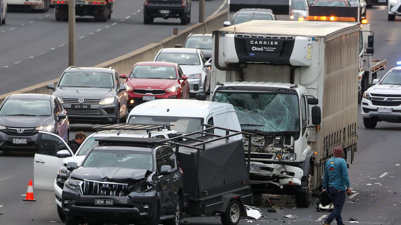 Monash Freeway Four Vehicle Crash Causes Traffic Delays Au — Australias Leading 0016