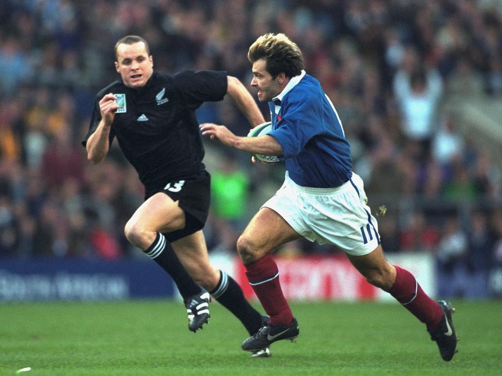31 Oct 1999:  Christophe Dominici of France takes on Christian Cullen of New Zealand during the Rugby Union World Cup 1999 match played at Twickenham, in London. France won the match 43-31. \ Mandatory Credit: Alex Livesey /Allsport