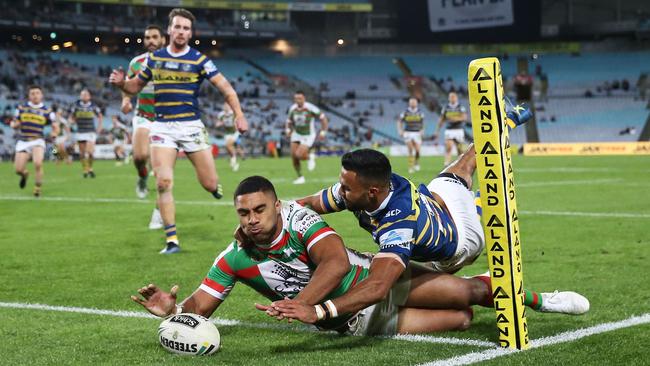 SYDNEY, AUSTRALIA — JUNE 14: Robert Jennings of the Rabbitohs beats Bevan French of the Eels to score in the corner during the round 15 NRL match between the Parramatta Eels and the South Sydney Rabbitohs at ANZ Stadium on June 14, 2018 in Sydney, Australia. (Photo by Matt King/Getty Images)