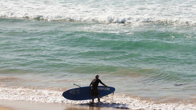 A lone surfer at Cronulla Beach. (AAP Image/Simon Bullard)