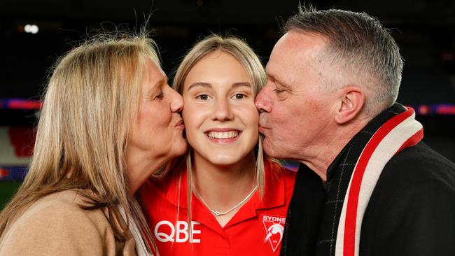 Number 1 pick Montana Ham with mother Sharyn and step-father Graeme. Picture: Getty Images