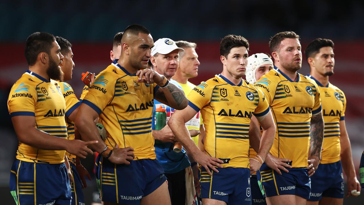 SYDNEY, AUSTRALIA - JUNE 13: Mitchell Moses of the Eels looks dejected with teammates after a Bulldogs try during the round 14 NRL match between the Canterbury Bulldogs and the Parramatta Eels at Accor Stadium, on June 13, 2022, in Sydney, Australia. (Photo by Matt King/Getty Images)