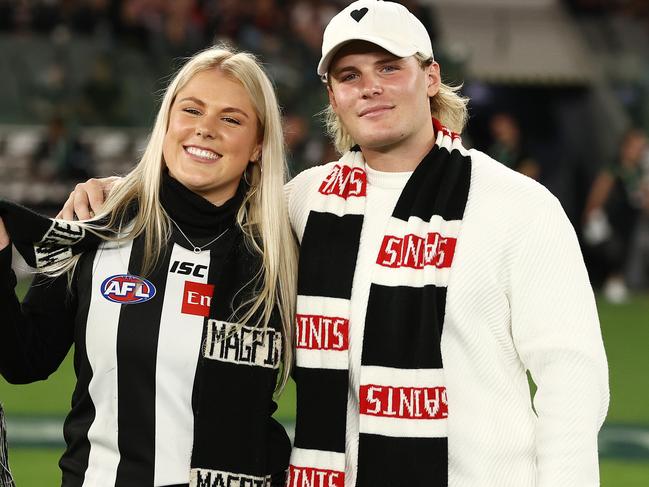 MELBOURNE.  19/03/2022.   AFL. Round 1.  St Kilda vs Collingwood at the Marvel Stadium .   Shane Warnes kids Brooke Warne and Jackson Warne tossed the coin before tonight's match . Photo by Michael Klein