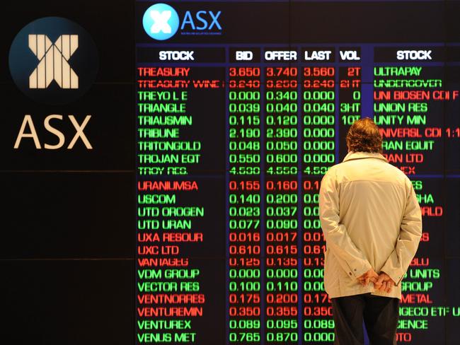 An investor watches the share price monitors at the Australian Stock Exchange (ASX) in Sydney, 19/08/2011 as Australian stocks slumped 2.75 percent following steep falls on international markets amid new worries that Europe and the US are sinking into recession.