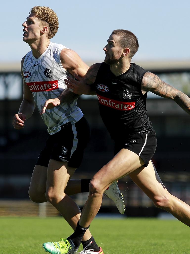 Will Kelly and Jeremy Howe go head-to-head at Collingwood training. Picture: Dylan Burns/AFL Photos