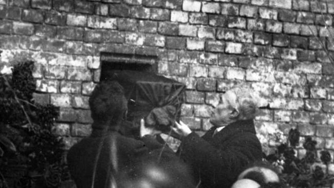 The burial of journalist and author John Reed in the Kremlin wall in 1920.