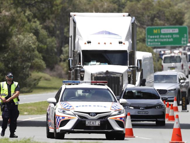 Limo passengers cop quarantine attempting to cross border