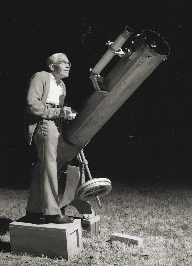 Clyde Tombaugh outside his home using a telescope in Las Cruces, New Mexico, in 1980.