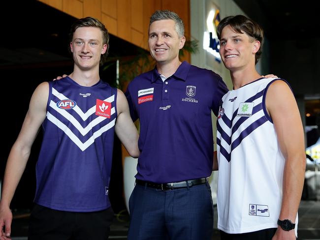 PERTH, AUSTRALIA - NOVEMBER 24: Jye Amiss and Neil Erasmus pose with Fremantle coach Justin Longmuir during the NAB AFL Draft  at RAC Arena on November 24, 2021 in Perth, Australia. (Photo by Will Russell/AFL Photos via Getty Images)