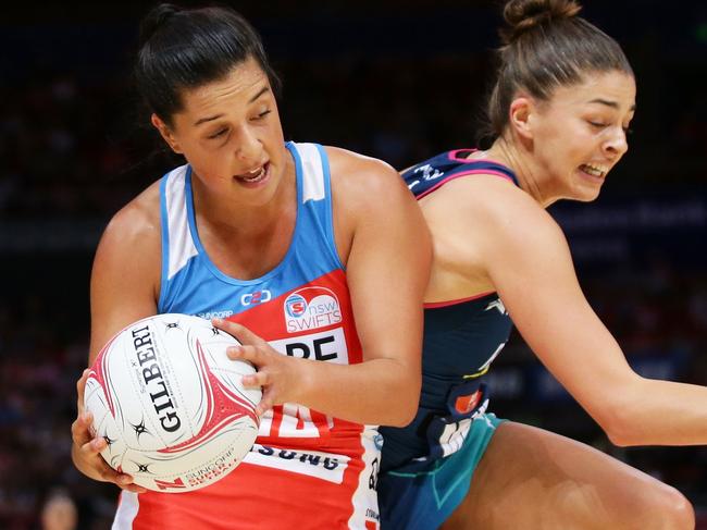 SYDNEY, AUSTRALIA - APRIL 23:  Claire O'Brien of the Swifts is challenged by Chloe Watson of the Vixens during the round nine Super Netball match between the Swifts and the Vixens at Qudos Bank Arena on April 23, 2017 in Sydney, Australia.  (Photo by Matt King/Getty Images)