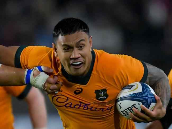 LA PLATA, ARGENTINA - AUGUST 31: Allan Alaalatoa of Australia evades a tackle from Tomas Lavanini of Argentina during the Rugby Championship 2024 match between Argentina and Australia at Estadio UNO Jorge Luis Hirschi on August 31, 2024 in La Plata, Argentina. (Photo by Marcelo Endelli/Getty Images)