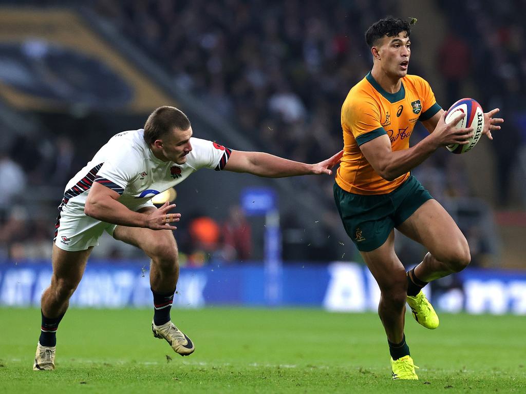 Joseph-Aukuso Suaalii of Australia goes past Ollie Sleightholme, to set up a try for Tom Wright. Picture: Getty Images