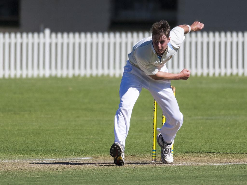 Michael Dowe bowls for Western Districts. Picture: Kevin Farmer