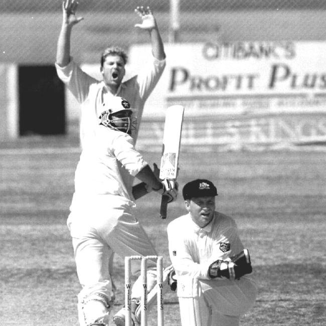 Shane Warne yells in disappointment as Inzamam-Ul-Haq gets four leg byes to win the Test against Pakistan in Karachi in 1994.