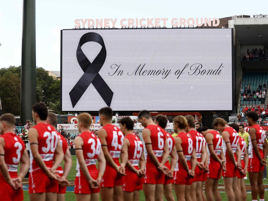 Sydney Swans players line up for a moments silence paying respect for the victims of the Bondi Junction tragedy during the Round 6 AFL match between the Sydney Swans and Gold Coast Suns at the SCG on April 21, 2024. Photo by Phil Hillyard

(Image Supplied for Editorial Use only - **NO ON SALES** - Â©Phil Hillyard )