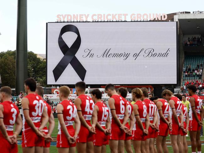 Sydney Swans players line up for a moments silence paying respect for the victims of the Bondi Junction tragedy during the Round 6 AFL match between the Sydney Swans and Gold Coast Suns at the SCG on April 21, 2024. Photo by Phil Hillyard(Image Supplied for Editorial Use only - **NO ON SALES** - Â©Phil Hillyard )