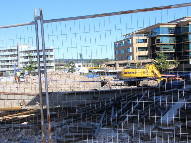 The site of the scaffolding collapse in Mann st Gosford on August 19 2020, as investigations begin. Picture: Fiona Killman