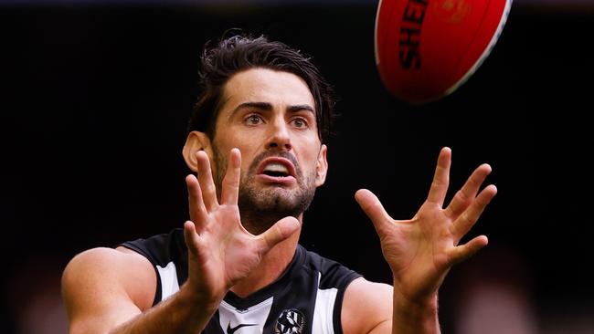 MELBOURNE, AUSTRALIA - JUNE 26: Brodie Grundy of the Magpies marks the ball during the 2021 AFL Round 15 match between the Collingwood Magpies and the Fremantle Dockers at Marvel Stadium on June 26, 2021 in Melbourne, Australia. (Photo by Michael Willson/AFL Photos via Getty Images)