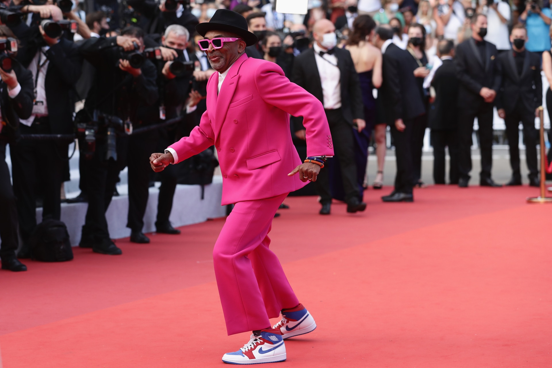 Spike Lee's Oscars 2019 Red Carpet Look Includes Gold Jordans – Footwear  News