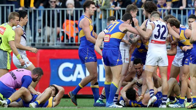 Tempers flare in the western derby as Fremantle players react to the Gaff hit.