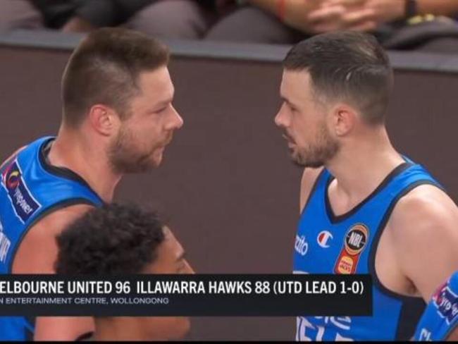 United 'smash & grab' in finals opener