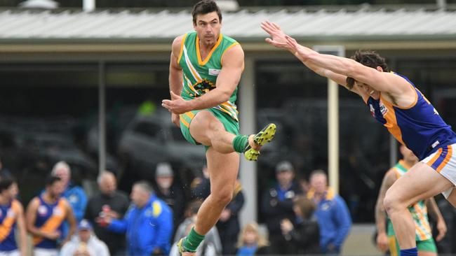 Polkinghorne sends the Mustangs into attack. Picture: Field of View Sports Photography