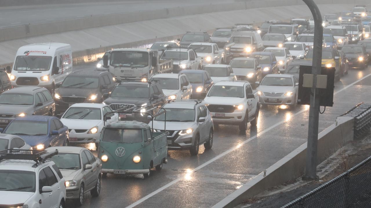 Crash on expressway causing traffic chaos